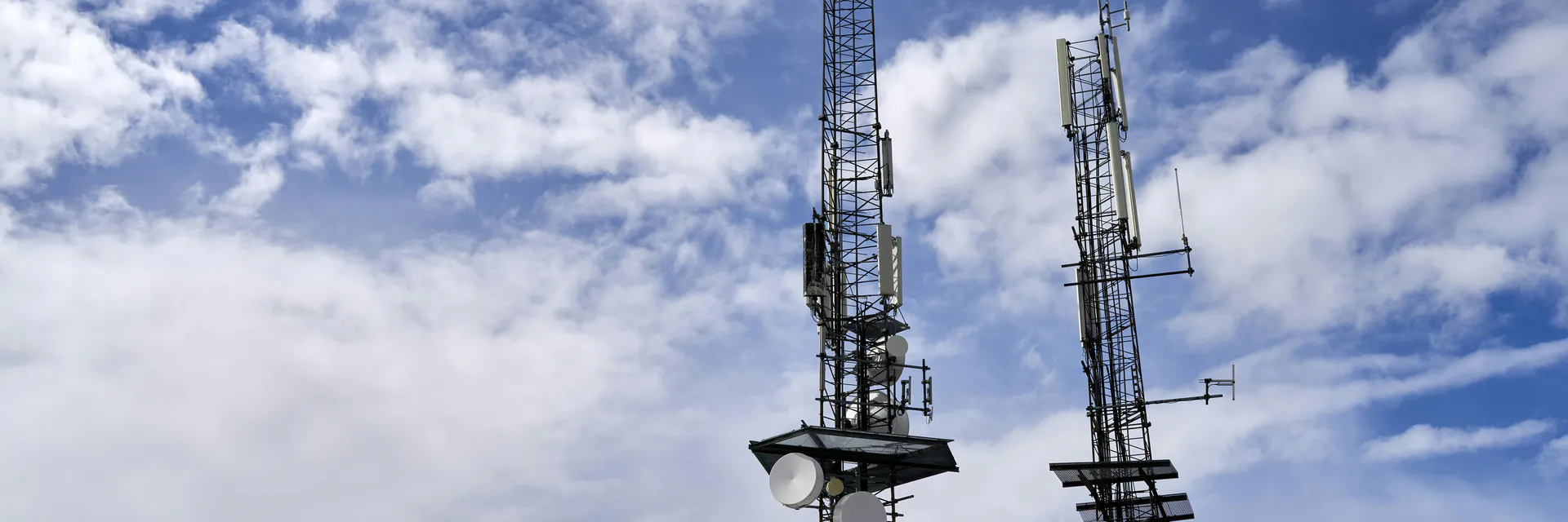 Matching Device for AD-25/CW-3512 Broadband Antenna System Adaptive to Changing Load Impedance Banner