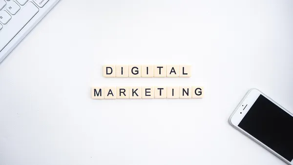 The Influence of Digital Marketing Experts on Consumer Behavior Through Personalization and Interactive Engagement