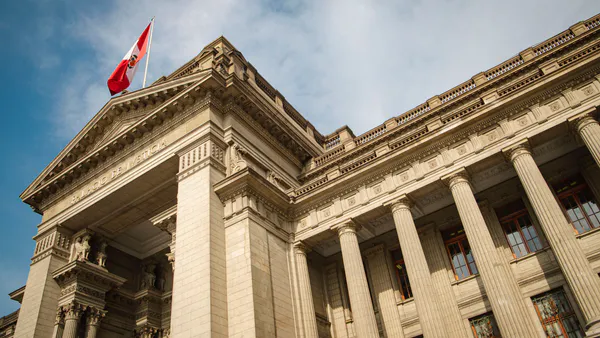 Transformacion Digital y Reconfiguracion Institucional en el Poder Judicial Peruano: Tensiones, Avances y Limites del Expediente Judicial Electronico