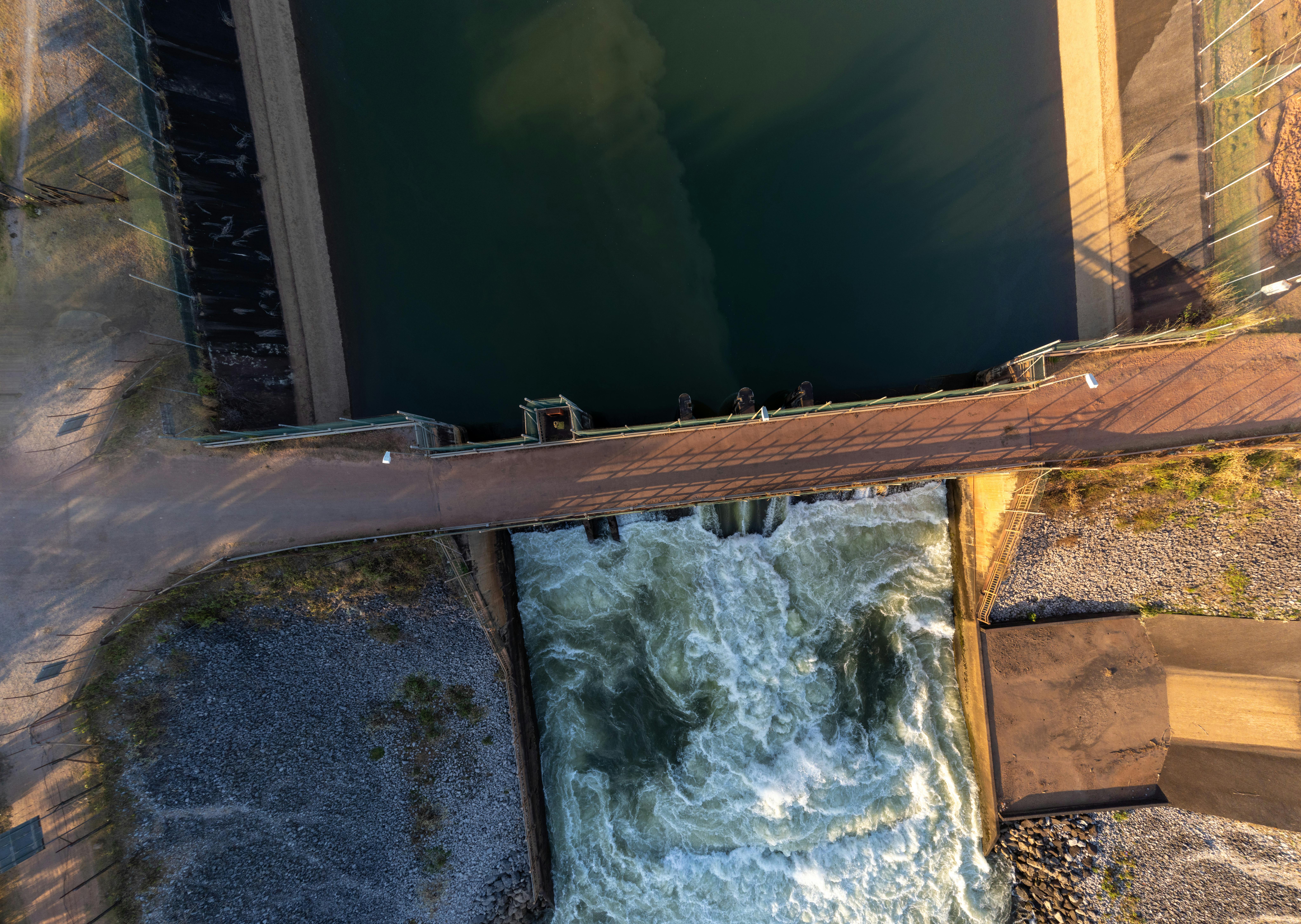 Chemical, Mineralogical and Physical Characteristics of a Material Accumulated on the River Margin from Mud Flowing from the Collapse of the Iron Ore Tailings Dam in Bento Rodrigues, Minas Gerais, Brazil