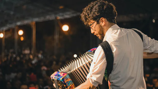 Semantic Web Model to Contact Music Bands in  Bogota, Colombia