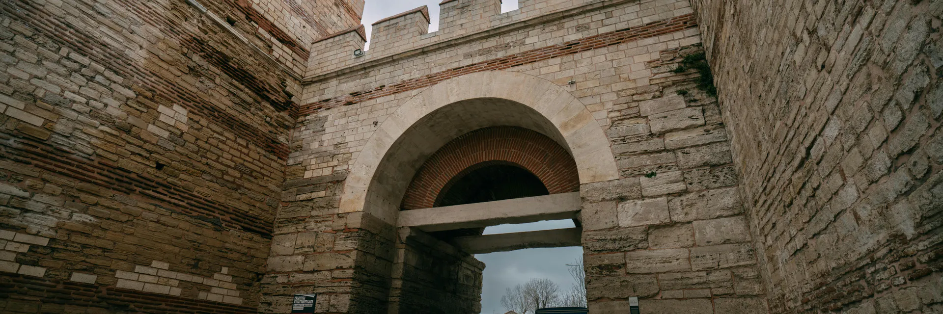 About the Defense of the Great Palace of Constantinople: A Proposal for the Location and Identification of the Jail or Quarter of the Noumera Banner