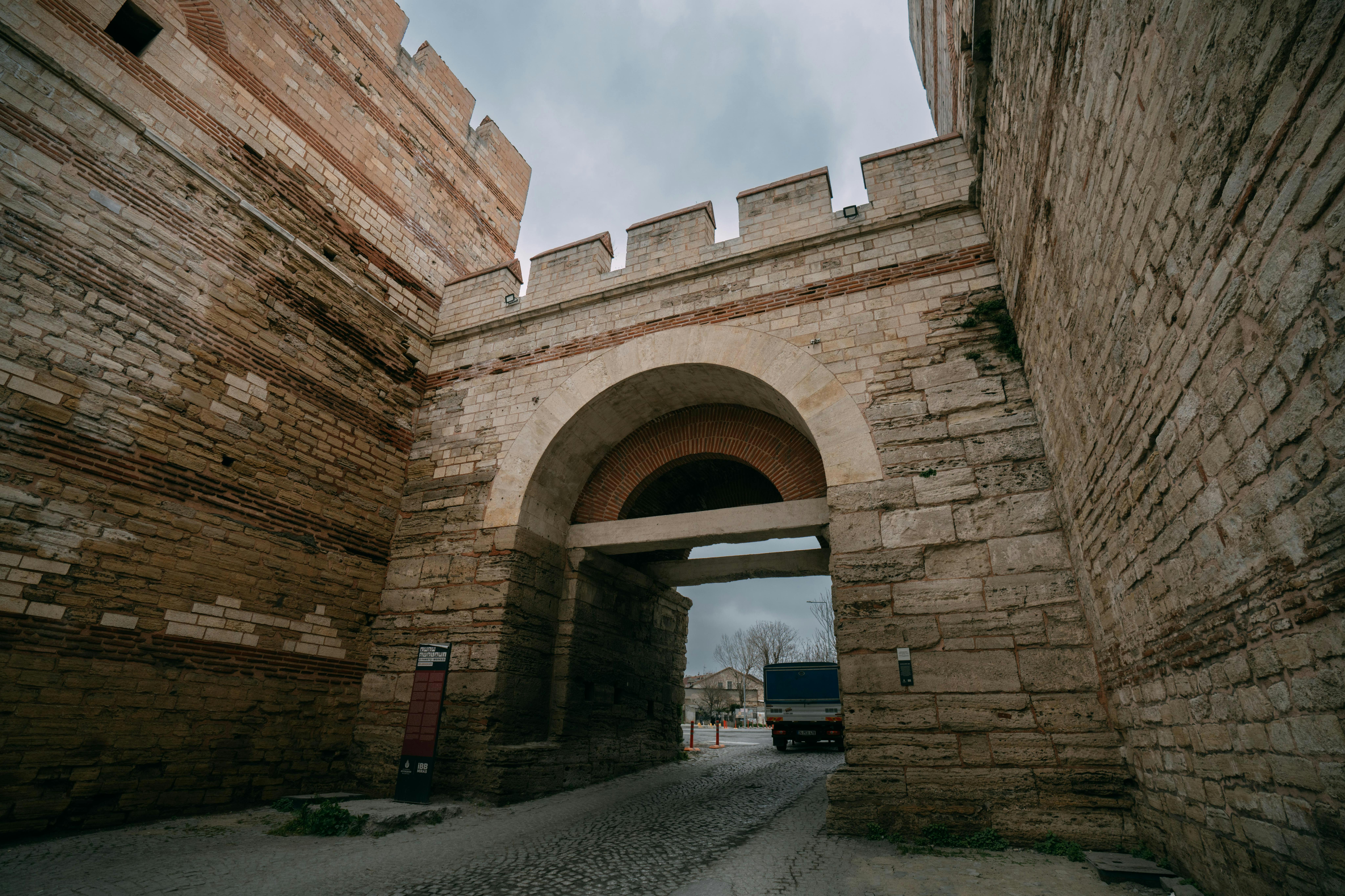 About the Defense of the Great Palace of Constantinople: A Proposal for the Location and Identification of the Jail or Quarter of the Noumera