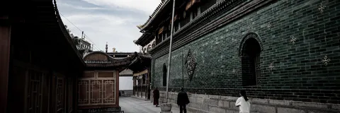 Navigating Change: Exploring the Dynamic Role of Educational Leadership in Advancing Chinese Schools