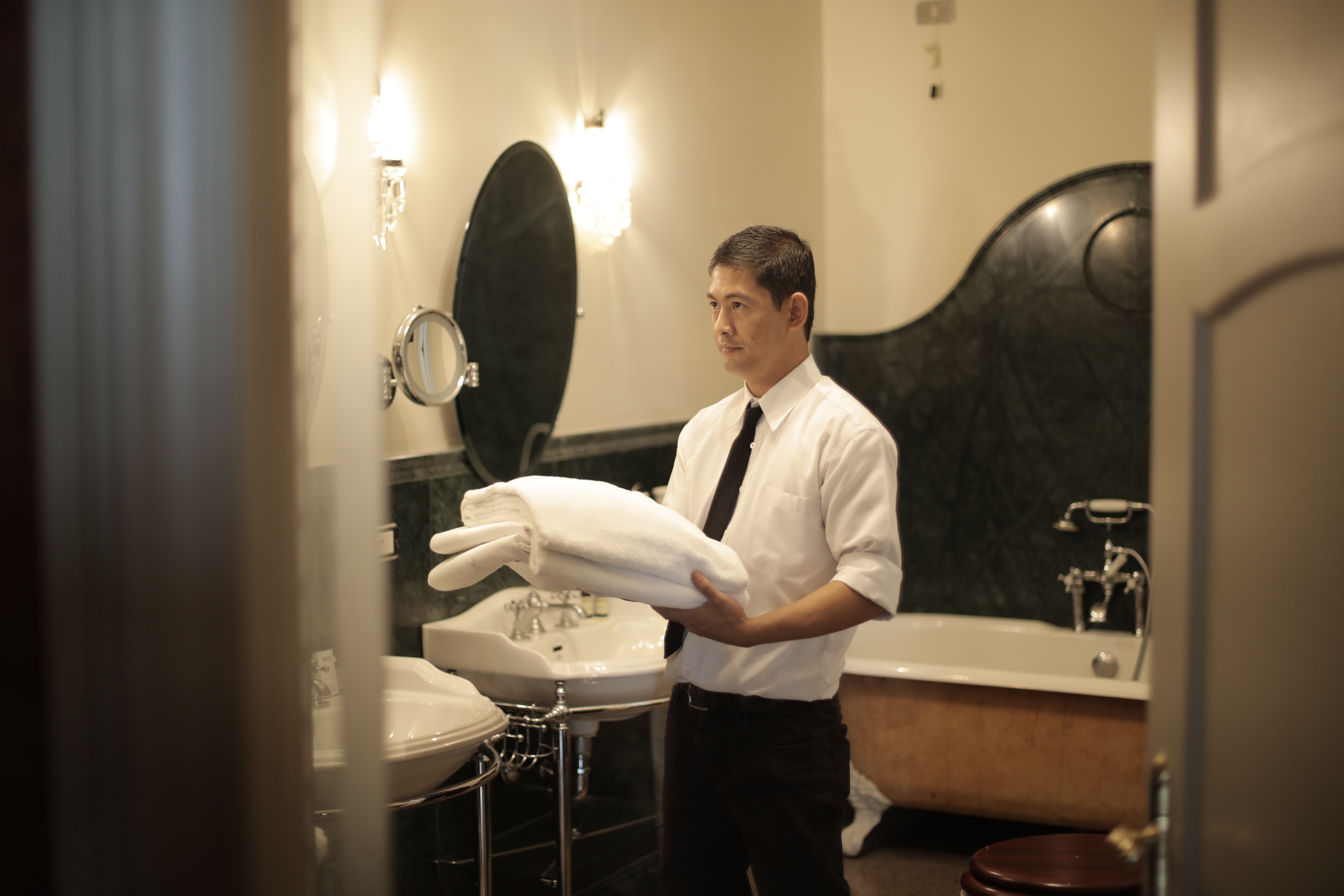 Employee Behaviour & Guest Satisfaction”-A CaseStudy on Employee Behaviour of Hotel EROS Restaurant “Blooms” & “Empress of China” towards Guest Satisfaction