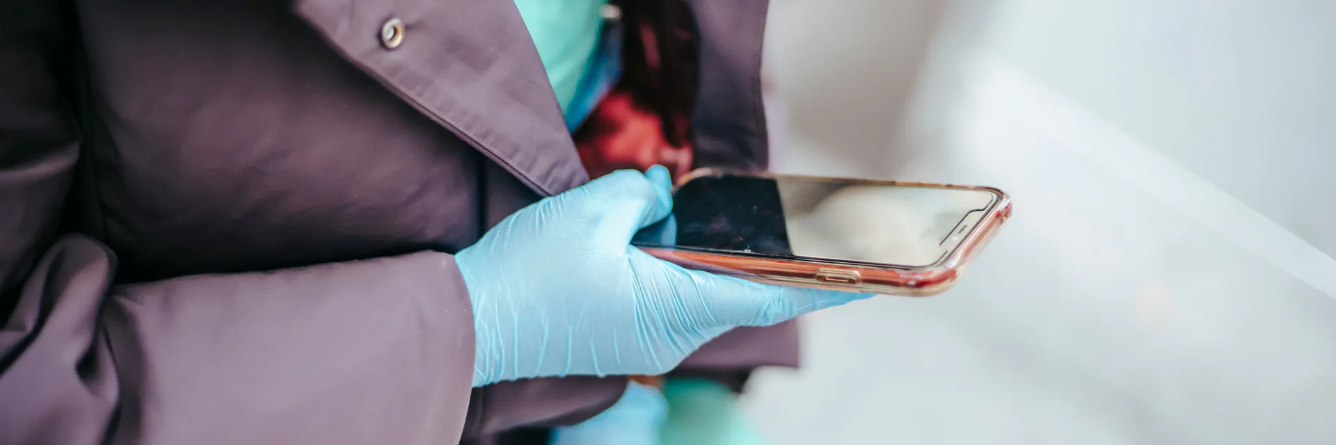 Study of Microbes Found on Mobile Phones of Street Food Vendors in  Junagadh, Gujarat, India Banner