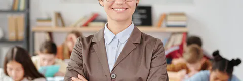 Relationship between Theory, Practice and Construction of Teaching Identity in Teacher Training for Basic Education: The Contribution of the Internship