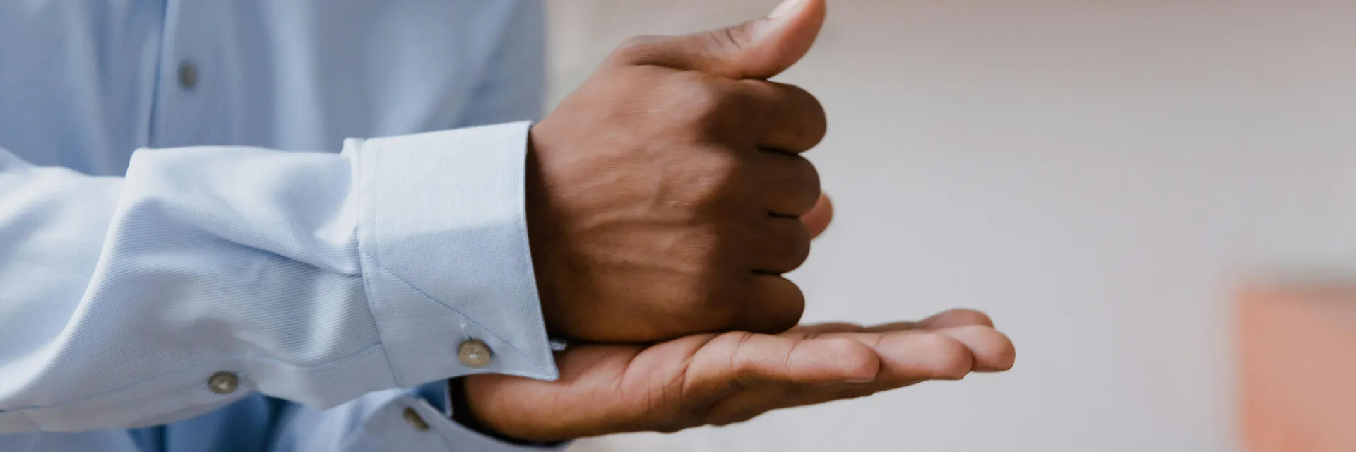 Reinventing the Brazilian Sign Language Interpreter Banner