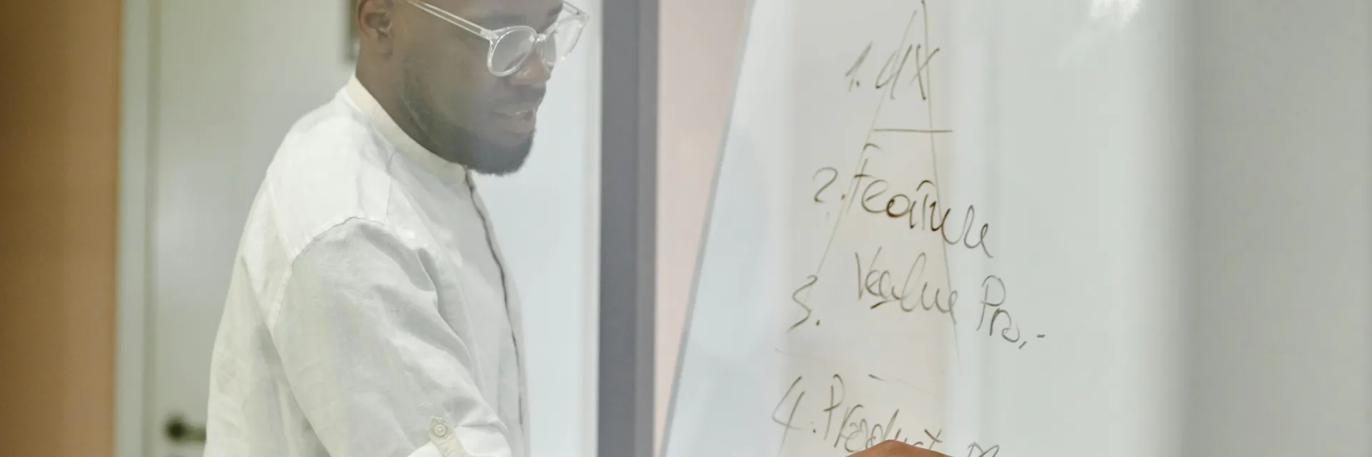 The Mechanism of Assessing Human’s Economic  Excellence by Using “KPI” Tools Banner