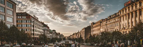 Transitabilidad Peatonal En Un Trecho De La Vía España Con Edificios Con Espacios De Transición: Cañón Urbano Entre Plaza  Regency Y El Rey