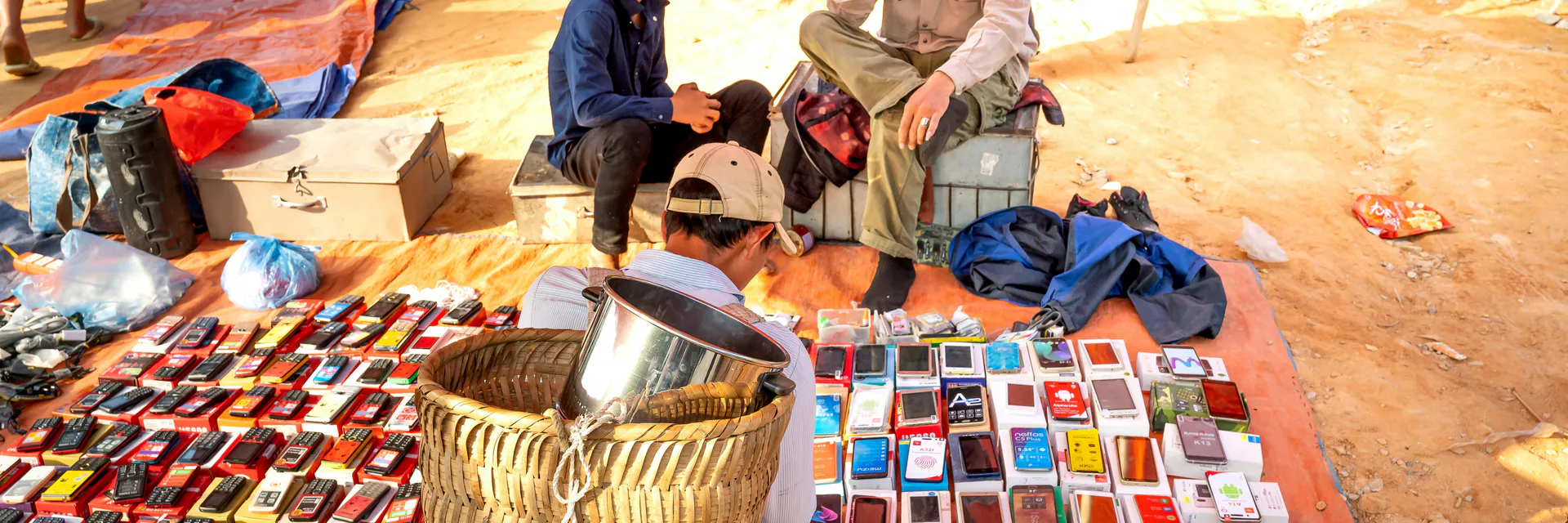 A Economia Informal Como Alternativa De Emprego Para As Famílias Angolanas. O Caso Dos Mercados Informais Do Bairro Das Cacilhas, Município Do Huambo E Bairro Paz Em Menongue. Banner