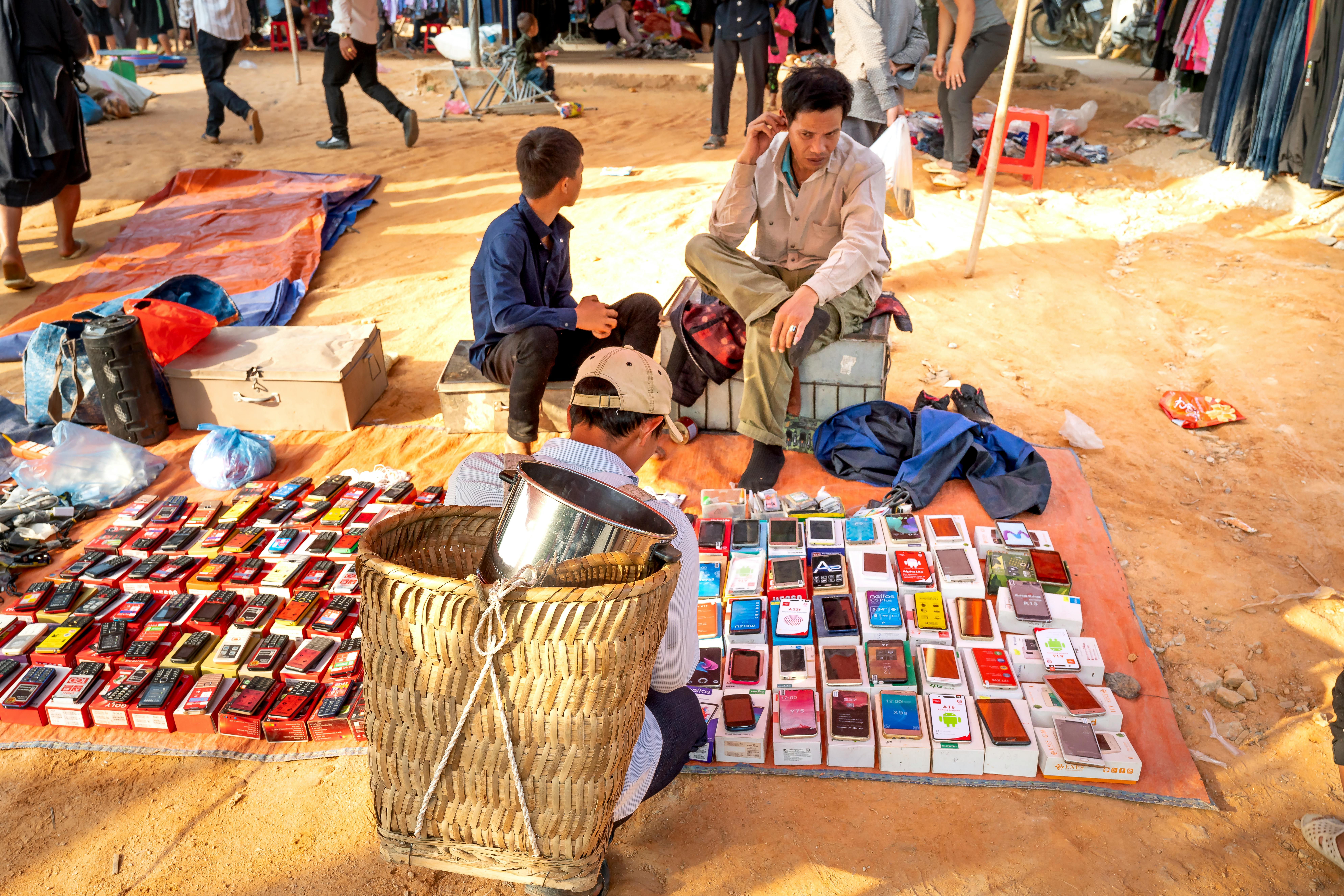 A Economia Informal Como Alternativa De Emprego Para As Famílias Angolanas. O Caso Dos Mercados Informais Do Bairro Das Cacilhas, Município Do Huambo E Bairro Paz Em Menongue.